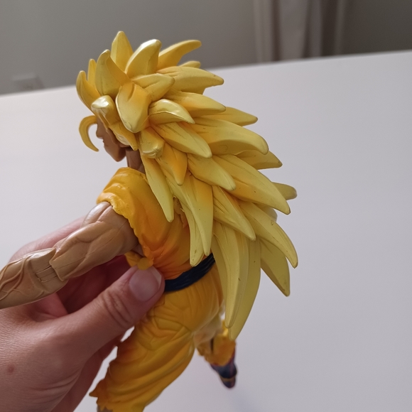 9" Dragon Ball Z Movie Edition 'Battle Damaged' Goku SS3 Action Figure - Picture 5 of 13